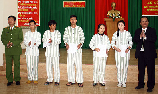 Công bố quyết định giảm án, tha tù nhân dịp Tết Bính Thân
