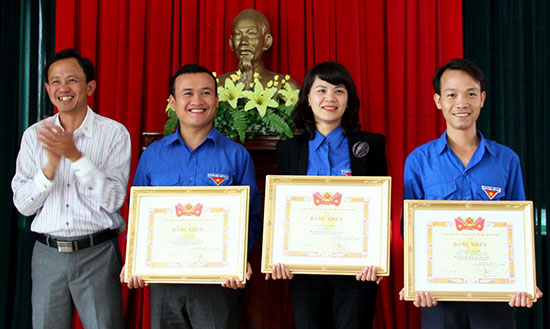 Thành Đoàn Bảo Lộc được tặng Cờ "Đơn vị xuất sắc"