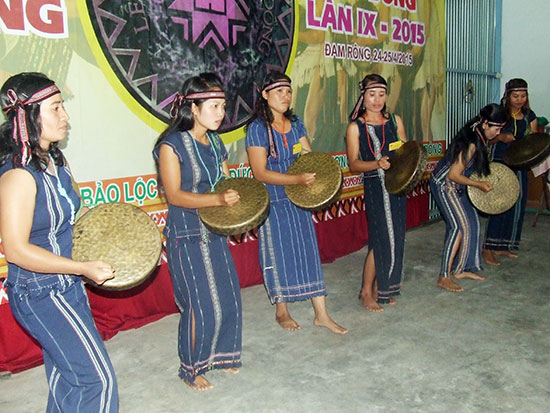 Đội cồng chiêng của những đóa hoa rừng