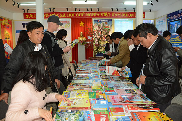 Người dân và du khách thăm quan Hội báo xuân
