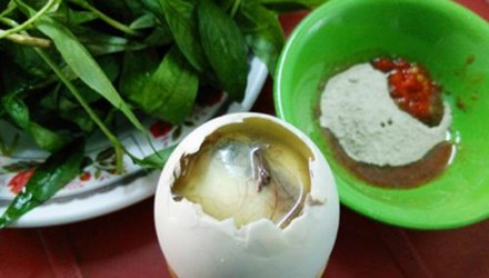 Chớ cho trẻ dưới 9 tuổi ăn trứng vịt lộn