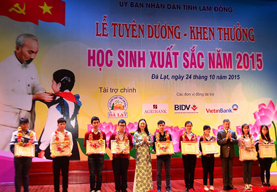 Tuyên dương, khen thưởng học sinh xuất sắc nhằm khích lệ các em học sinh phấn đấu hơn nữa trong học tập và rèn luyện