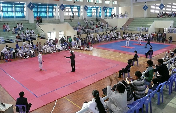 Để sinh viên cùng chơi thể thao
