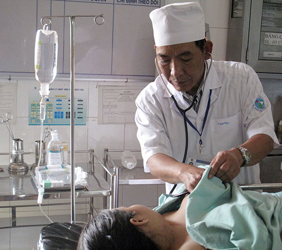 Vợ chồng bác sỹ một lòng với phố huyện