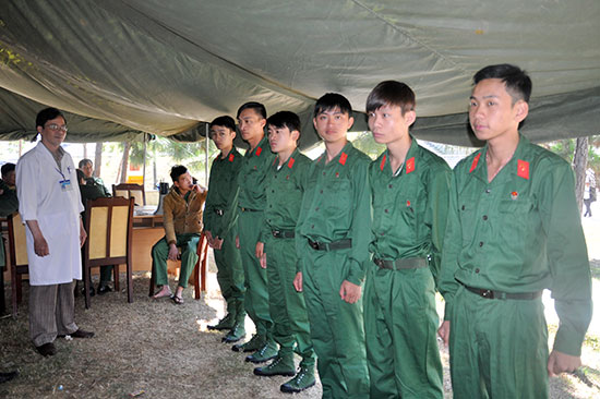 Rà soát sức khỏe của thanh niên trúng tuyển NVQS trong Hội trại tòng quân