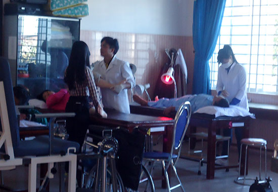 Điều trị vật lý trị liệu cho bệnh nhân tại bệnh viện