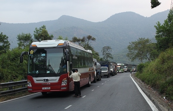 Xe đầu kéo lấn đường va quệt ô tô con, đèo Bảo Lộc ách tắc