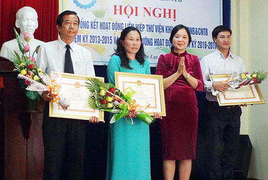 Tặng Bằng khen của Bộ VH-TT-DL cho các đơn vị, cá nhân xuất sắc