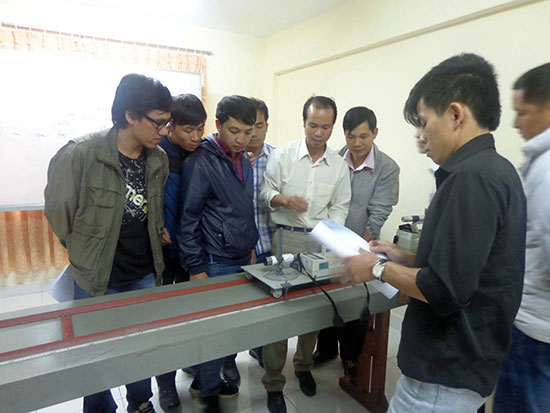 Cán bộ đoàn nghiên cứu khoa học