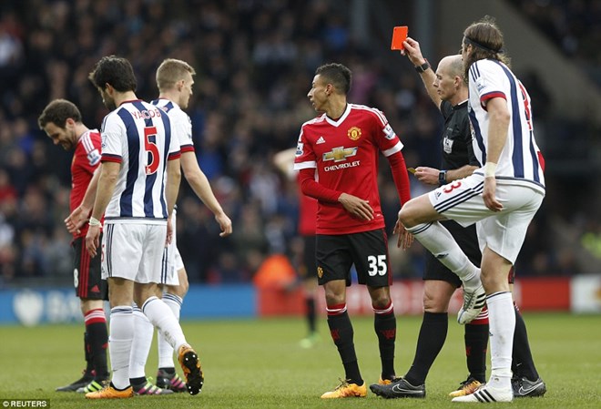 Juan Mata lĩnh thẻ đỏ, Man United ôm hận trước West Brom