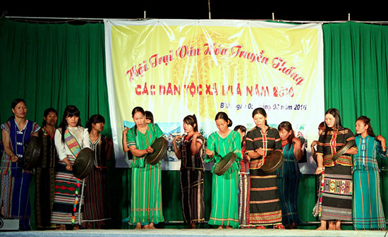 Múa cồng chiêng