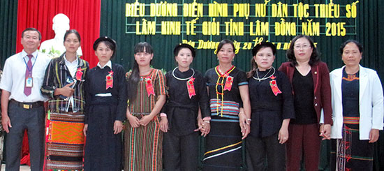 Chủ tịch Hội LHPN tỉnh Phạm Thị Mỹ Huyền (thứ hai, phải qua) biểu dương các điển hình phụ nữ dtts làm kinh tế giỏi - Ảnh: DIỆU HIỀN