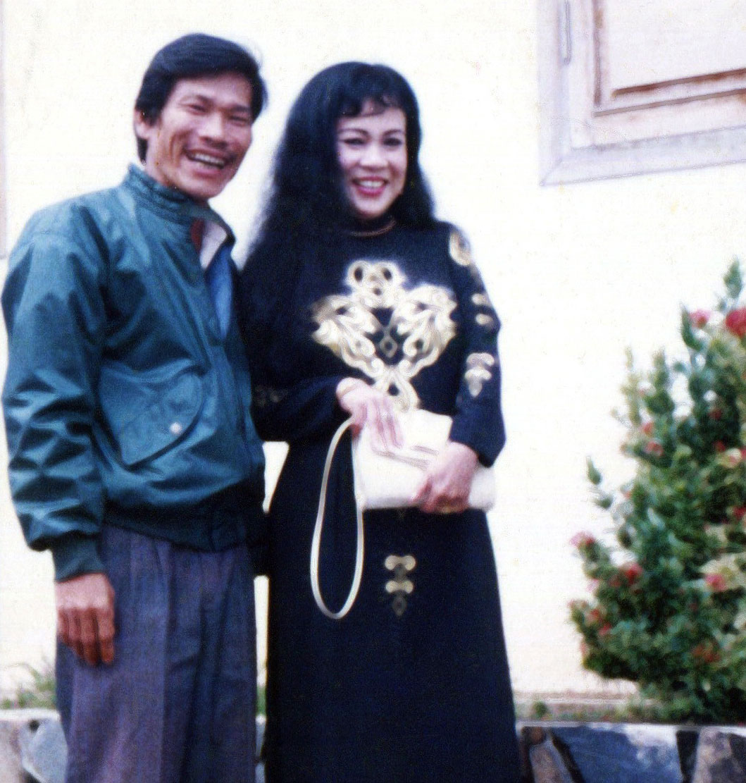 NSND Đàm Liên và tác giả dịp Họp mặt 50 năm Văn nghệ sĩ & Báo chí Liên Khu V-1996