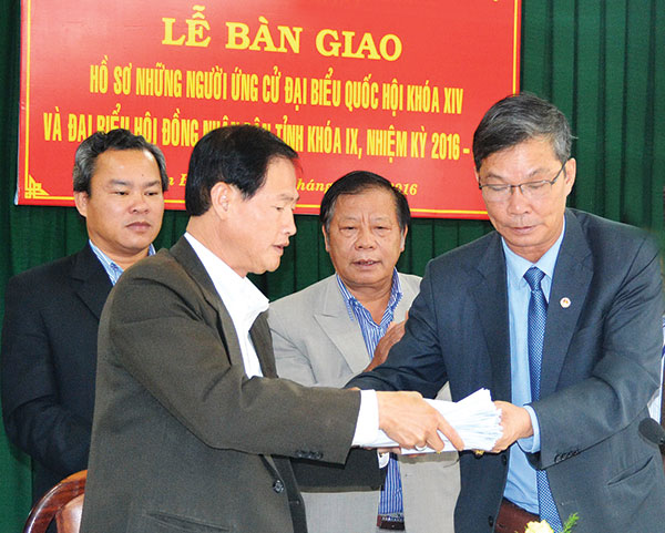 Bàn giao 16 hồ sơ ứng cử đại biểu Quốc hội và 152 hồ sơ ứng cử đại biểu HĐND, nhiệm kỳ 2016 - 2021