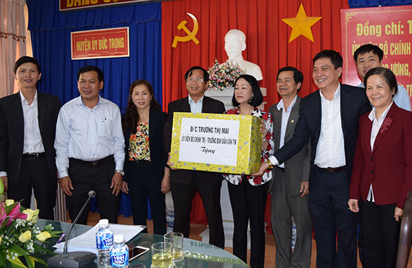 Tặng quà cho Huyện ủy Đức Trọng