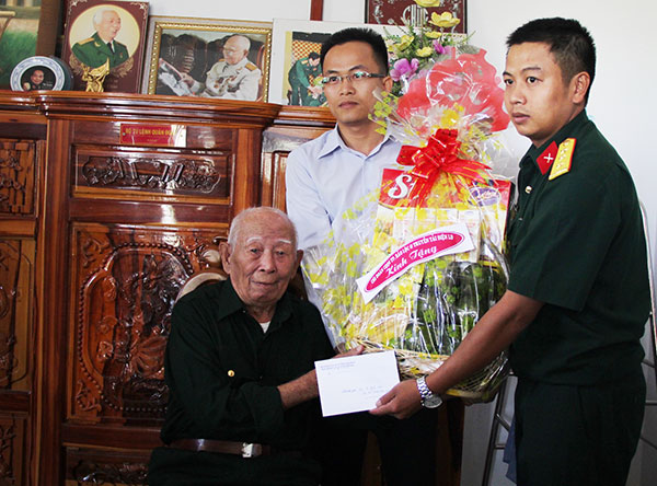 Chi đoàn Thành Đội Bảo Lộc và Truyền tải điện Cao Nguyên thăm, tặng quà cụ Tô Đình Cắm