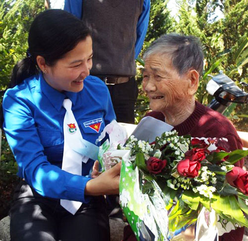 Tỉnh Đoàn Lâm Đồng: Thăm Mẹ Việt Nam anh hùng