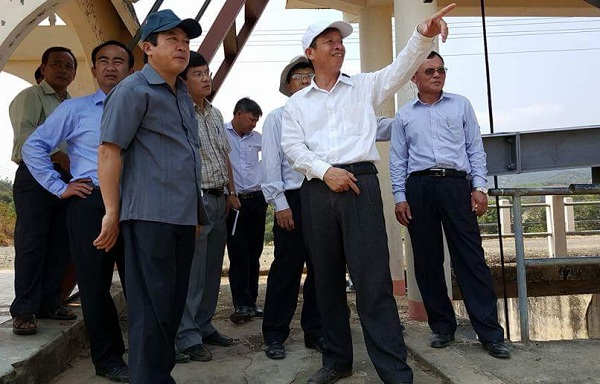 Chủ tịch UBND tỉnh cùng đoàn công tác kiểm tra thực tế tại hồ chứa Đắk Lô.  Ảnh Bùi Trung
