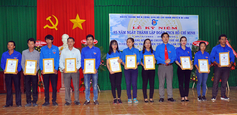 Tuyên dương 11 “Thanh niên tiên tiến làm theo lời Bác” năm 2016