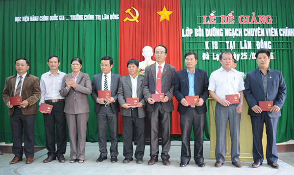 Bế giảng lớp bồi dưỡng ngạch chuyên viên chính