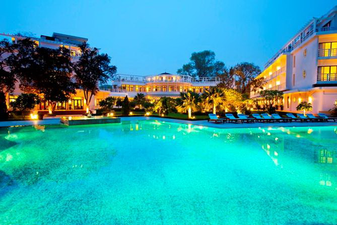 Hồ bơi nước muối trong vườn khách sạn La Residence Huế