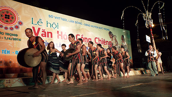 Diễn tấu cồng chiêng