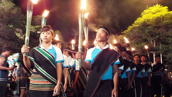 Thế hệ trẻ người đồng bào trong ngày hội rước lửa thiêng