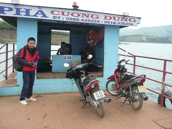Đi phà trên núi