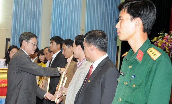 Hơn 2 ngàn đảng viên được kết nạp trong năm 2015