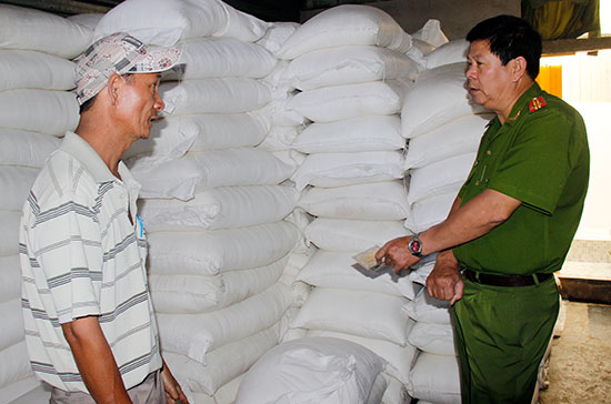 Phát hiện một cơ sở kinh doanh trên 12 tấn đường không rõ nguồn gốc