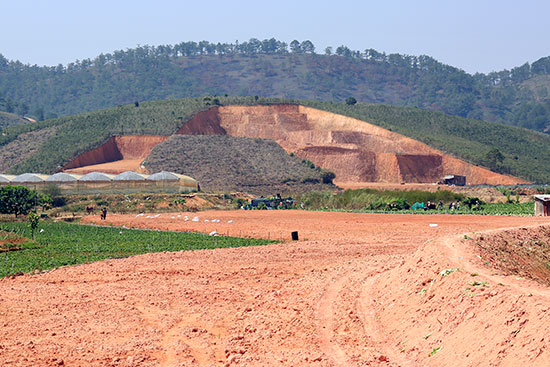 Chân núi bị “ăn” mòn, xâm lấn…