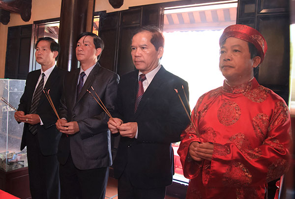 Lãnh đạo tỉnh thành kính dâng hương