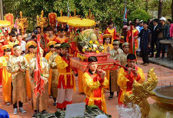 Thành kính dâng lễ vật