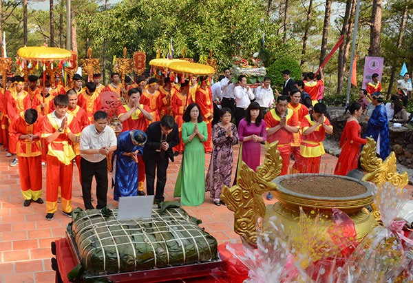 Bánh chưng và bánh dày tượng trưng cho đất và trời được con dân Nam Tây Nguyên dâng lên trong ngày Giỗ Tổ