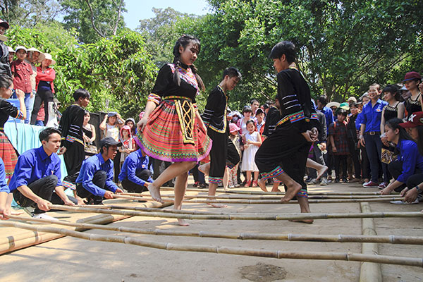 Thi nhảy sạp trong ngày Giỗ Tổ Hùng Vương