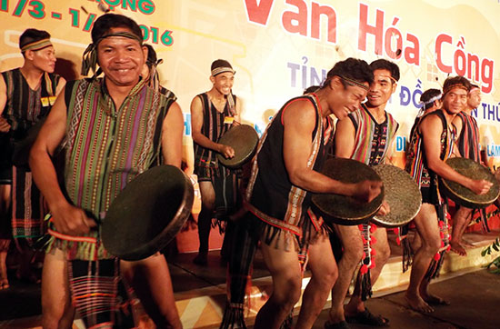 Làm cho văn hóa truyền thống thêm sâu gốc bền rễ trong đời sống tinh thần của đồng bào