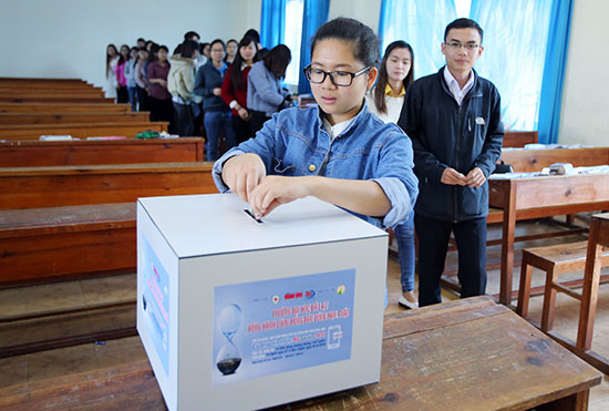Sinh viên học ngoại khóa tại giảng đường ĐH Đà Lạt góp tiền ủng hộ chương trình “Nước cho vùng hạn mặn”