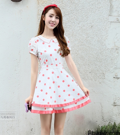 Chiếc váy với họa tiết chấm bi cũng là một gợi ý hay nhé!
