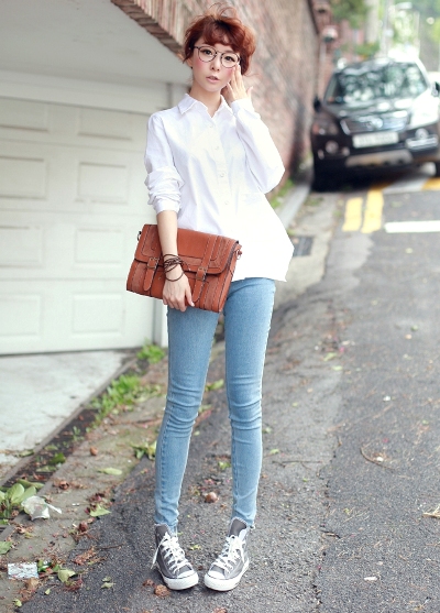 Sơ mi trắng kết hợp với jeans bạc là một sự lựa chọn không tồi. Thêm đôi giày thể thao, bạn có thể vô tư đi bất kỳ nơi nào bạn muốn.