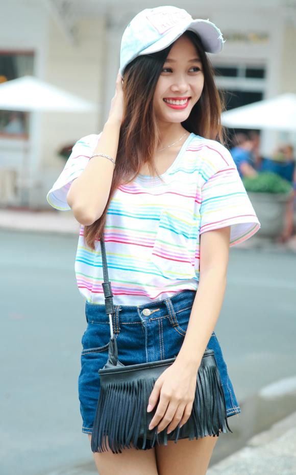 Một chiếc áo màu mắc nhẹ nhàng thế này kết hợp với chiếc túi tua xinh xắn, bạn đã cảm thấy hài lòng chưa?