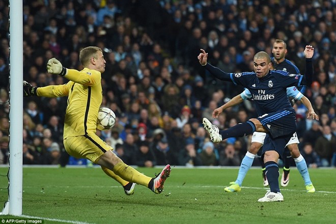 Pepe không thắng được Joe Hart ở cự ly rất gần
