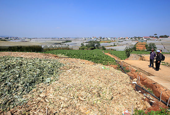 Nông dân khốn đốn vì nguồn nước tưới bị ô nhiễm