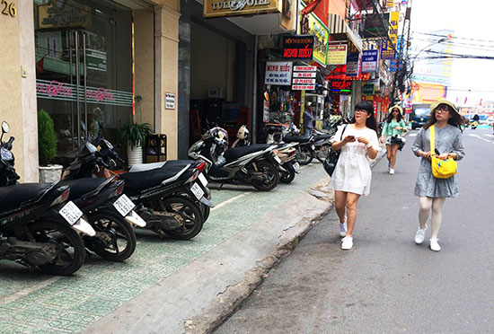 Vỉa hè không còn dành cho người đi bộ