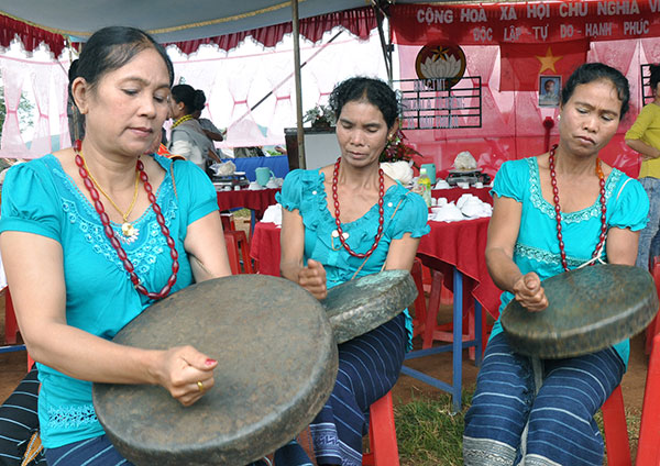 Đội chiêng nữ dưới chân núi Brah Yàng