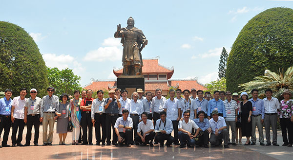 Các đại biểu chụp hình lưu niệm trước tượng đài tại Bảo tàng Quang Trung