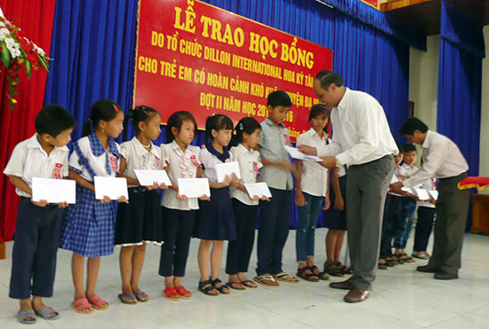 Đạ Huoai: Tổ chức Dillon International - Hoa Kỳ trao 200 triệu đồng học bổng cho sinh viên học sinh nghèo