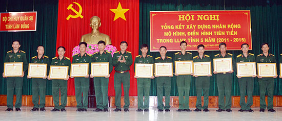 Đẩy mạnh việc học tập và làm theo tấm gương đạo đức Hồ Chí Minh