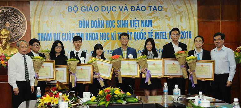 Hai người bạn và hành trình "Mang chuông đi đánh xứ người"