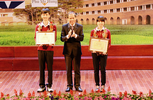 Tuyên dương - khen thưởng 90 học sinh xuất sắc năm học 2015-2016