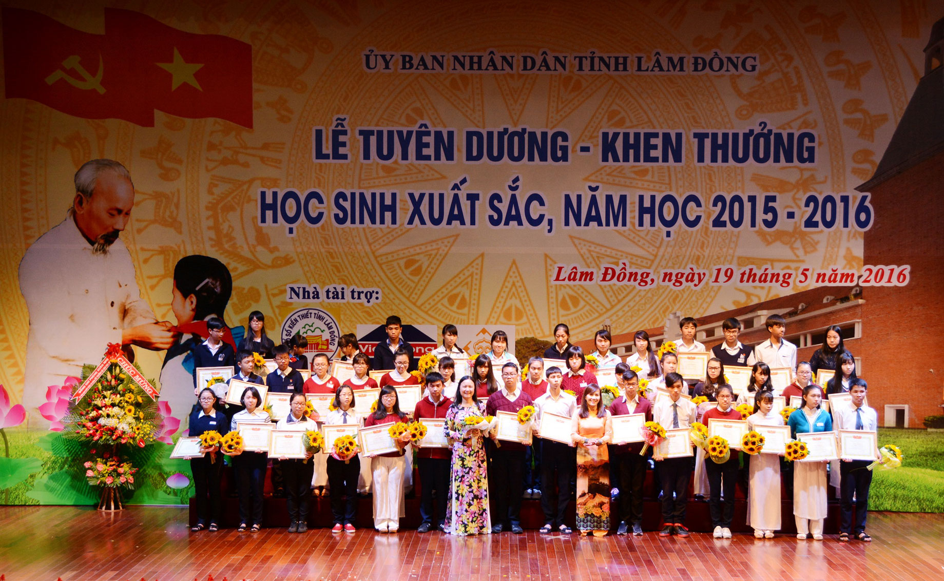 Sở GD&ĐT tỉnh tặng giấy khen cho các học sinh giỏi cấp tỉnh. Ảnh: Văn Báu